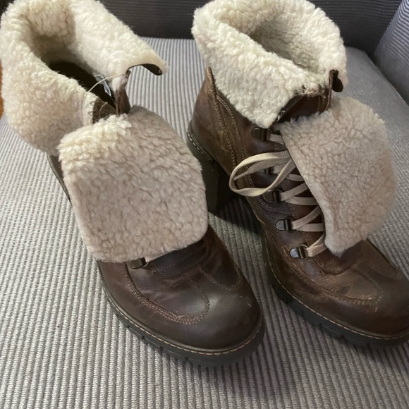 Steve Madden, size 8, leather, fleece topped ladies boots. - Picture 2 of 4